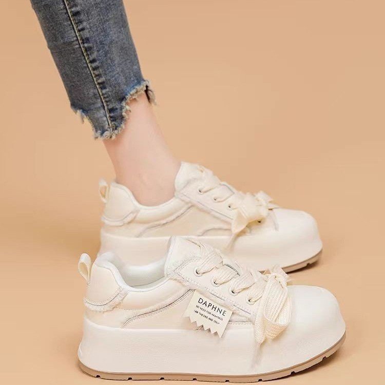 Damen Sportliche Sneaker mit atmungsaktiver Mesh-Oberfläche und innovativen Schnürdetails R&B