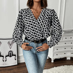 Damen Designer-Bluse mit grafischem Muster und tiefem V-Ausschnitt R&B