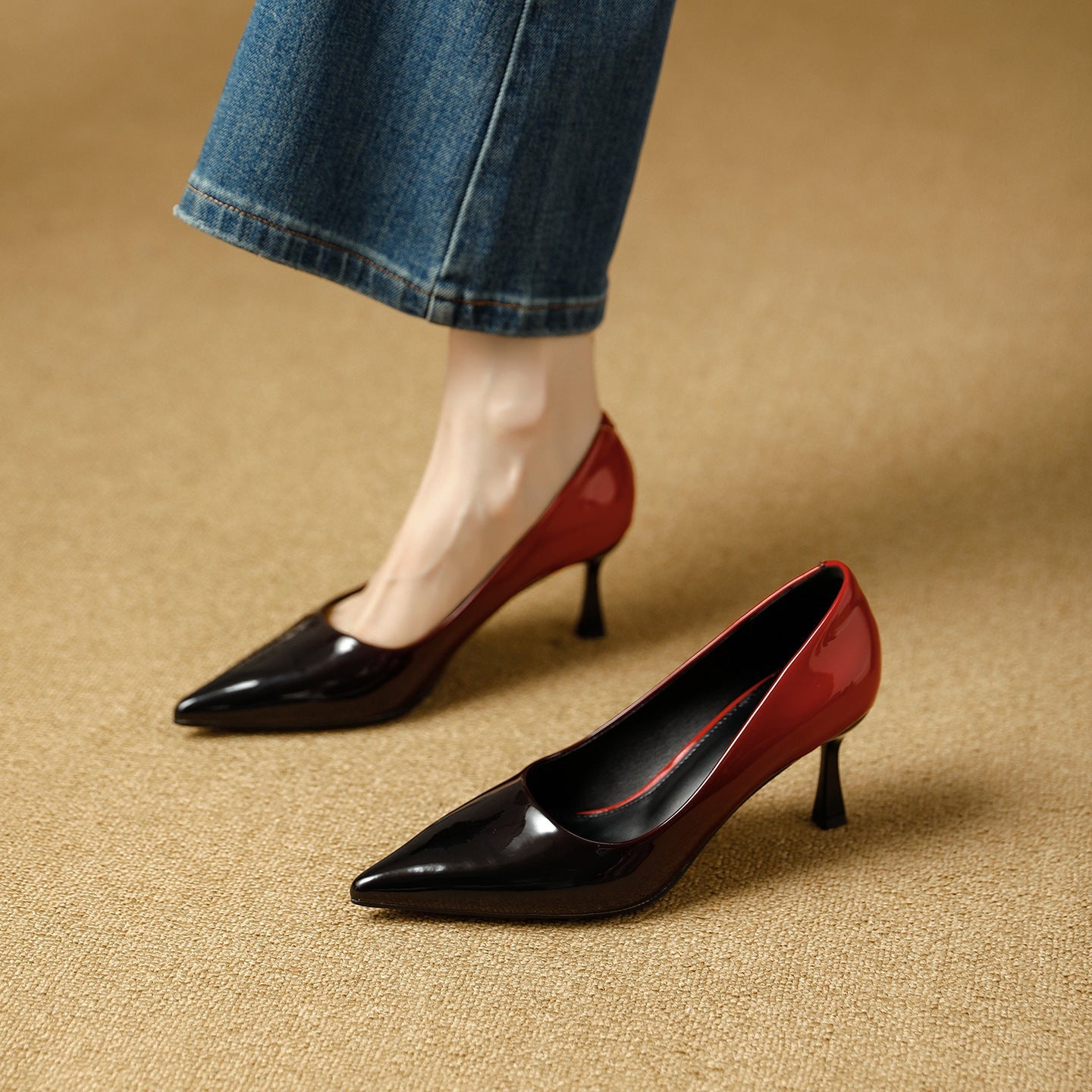 Damen trendige High Heels mit spitz zulaufender Silhouette und glänzender Oberfläche