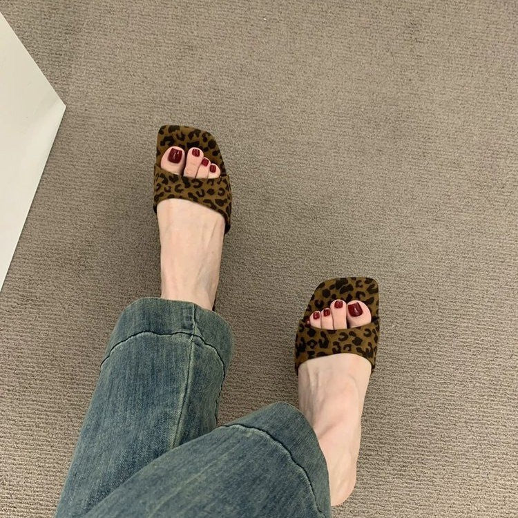 Damen Komfortable Slipper mit breitem Riemen und leichtem Absatz R&B