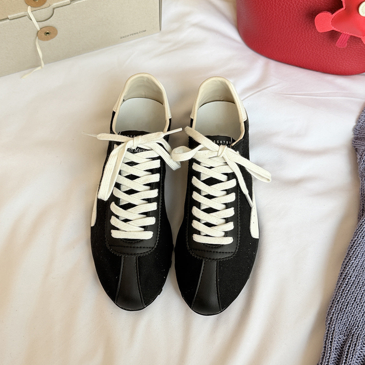 Damen Sportliche Sneakers im minimalistischen Design mit atmungsaktiver Oberflächenstruktur und stabiler Sohle