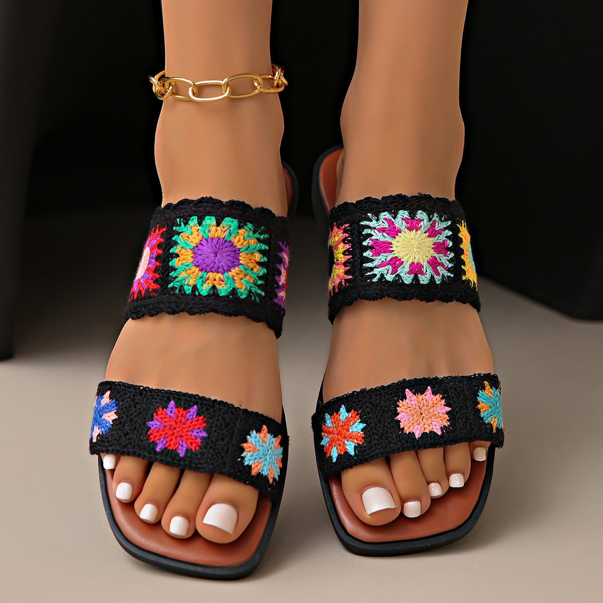 Damen Pantoletten mit kunstvollem Blumenstickdesign und rutschfester Sohle R&B