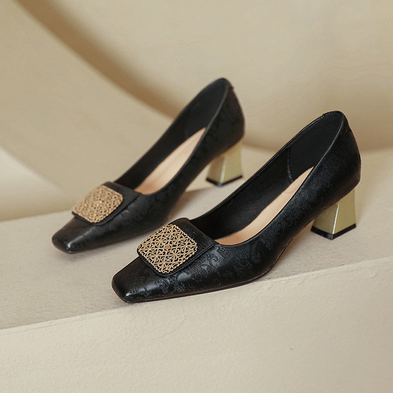 Damen elegante spitze Pumps mit funkelndem Schmuckdetail