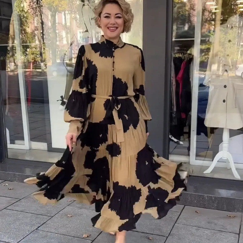 Damen Plissee Maxikleid mit tiefem Rundhalsausschnitt und eleganten Rüschen R&B