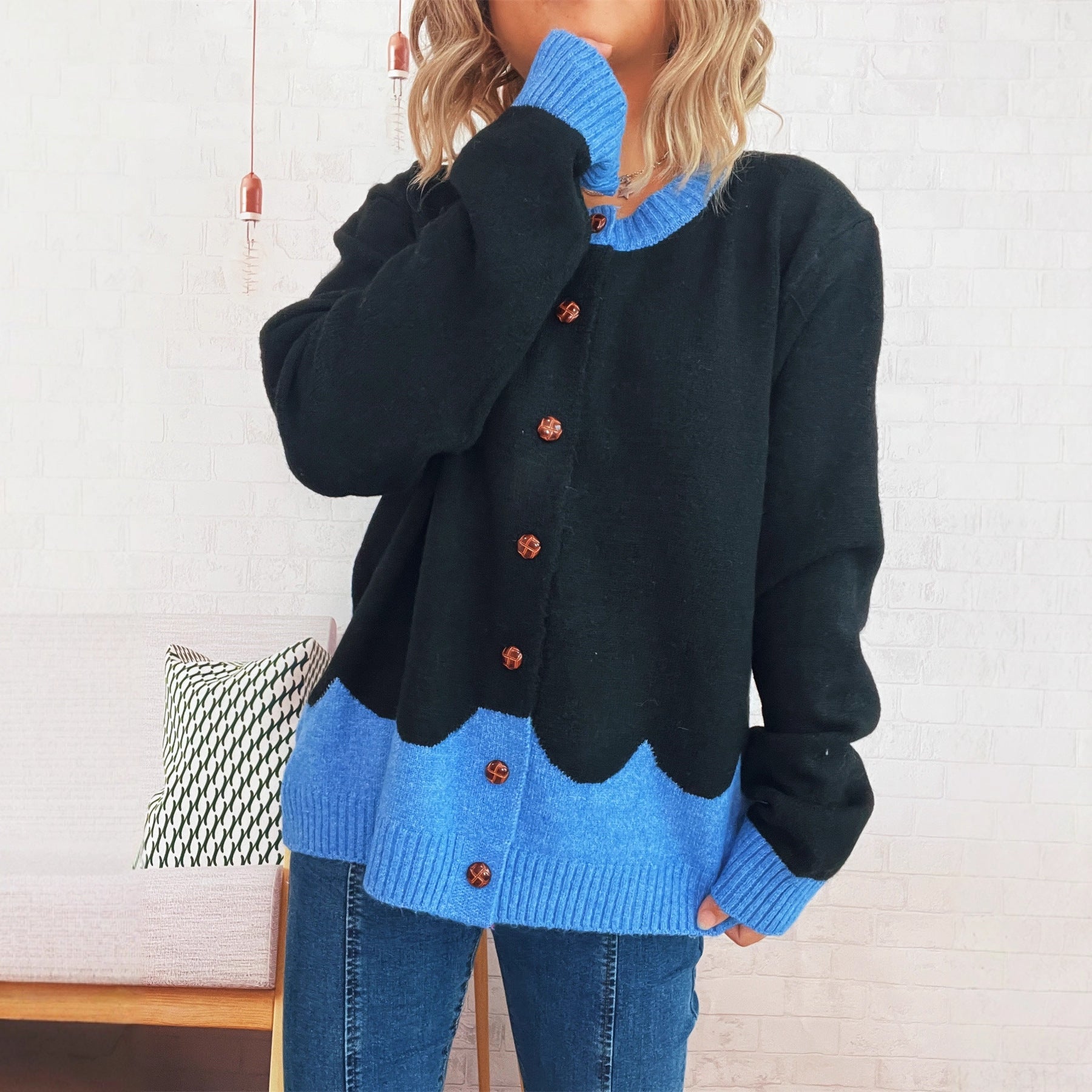 Damen lässige Strickjacke mit buntem Kontrast und eleganten Knopfdetails R&B
