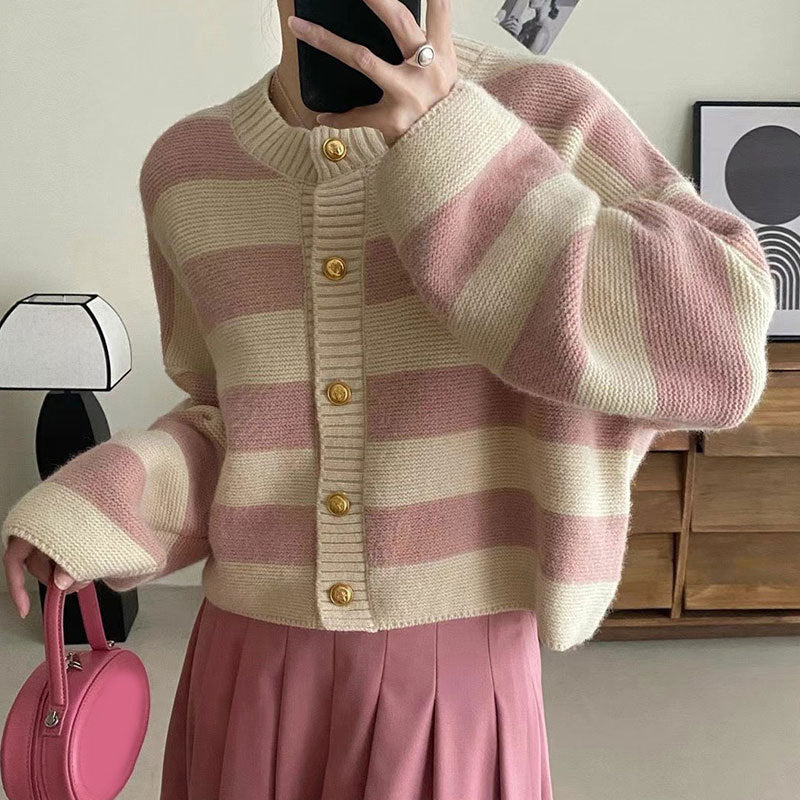 Damen Strickjacke mit dekorativem Streifenmuster und goldenen Knöpfen R&B