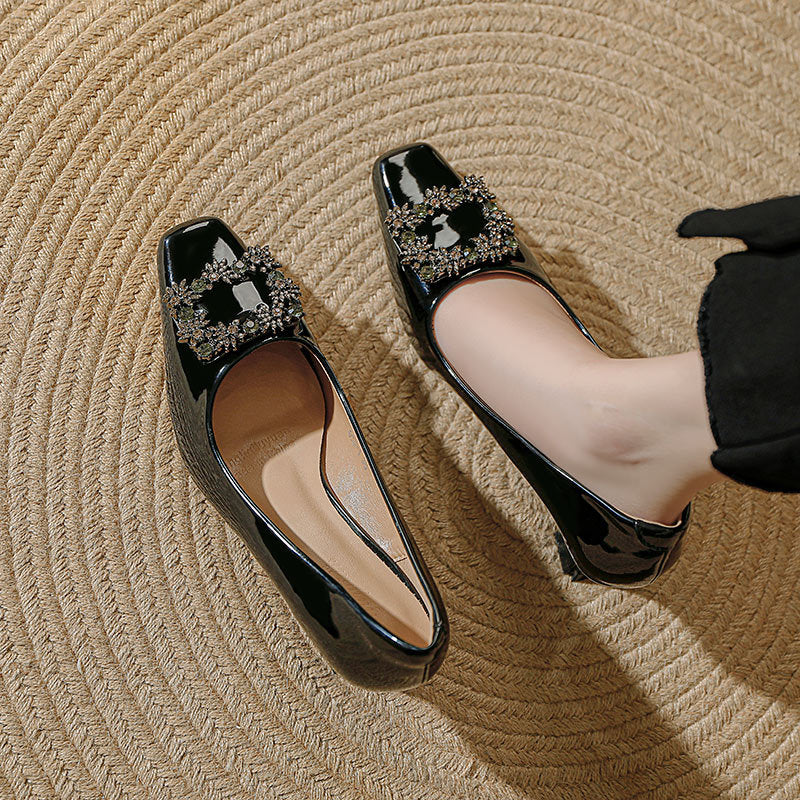 Damen elegante Pumps mit luxuriösem Schmuckdetail und komfortablem Blockabsatz