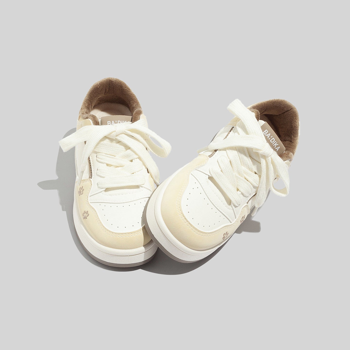 Damen Sportliche Sneakers mit verspieltem Tiermotiv und samtigen Akzenten