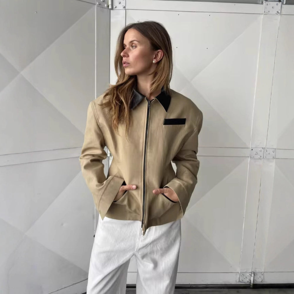 Damen Designer Steppjacke mit aufregendem Kontrastkragen und minimalistischen Taschen R&B