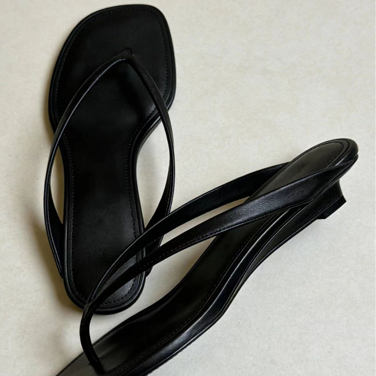 Damen elegante Zehentrenner-Sandalen mit minimalistischem Riemendesign R&B