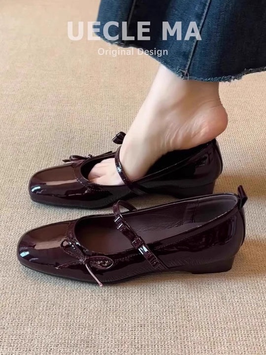 Damen Ballerina-Schuhe mit schimmernder Oberfläche und verspieltem Riemen R&B