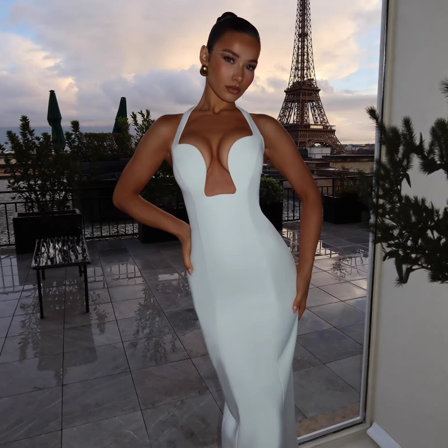 Damen Abendkleid mit tiefem V-Ausschnitt und figurbetontem Schnitt R&B