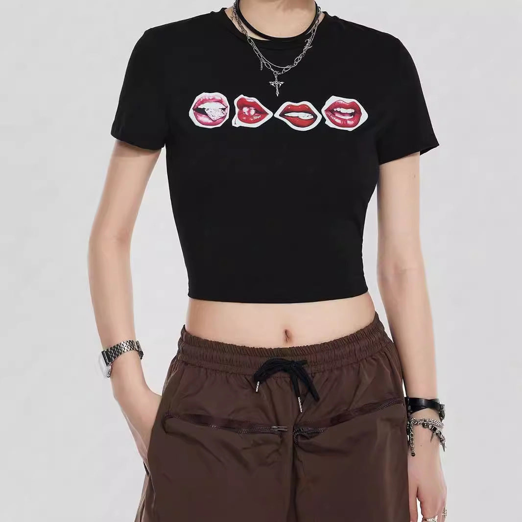 Damen Crop-T-Shirt mit kreativem Lippenmotiv und figurbetontem Schnitt R&B