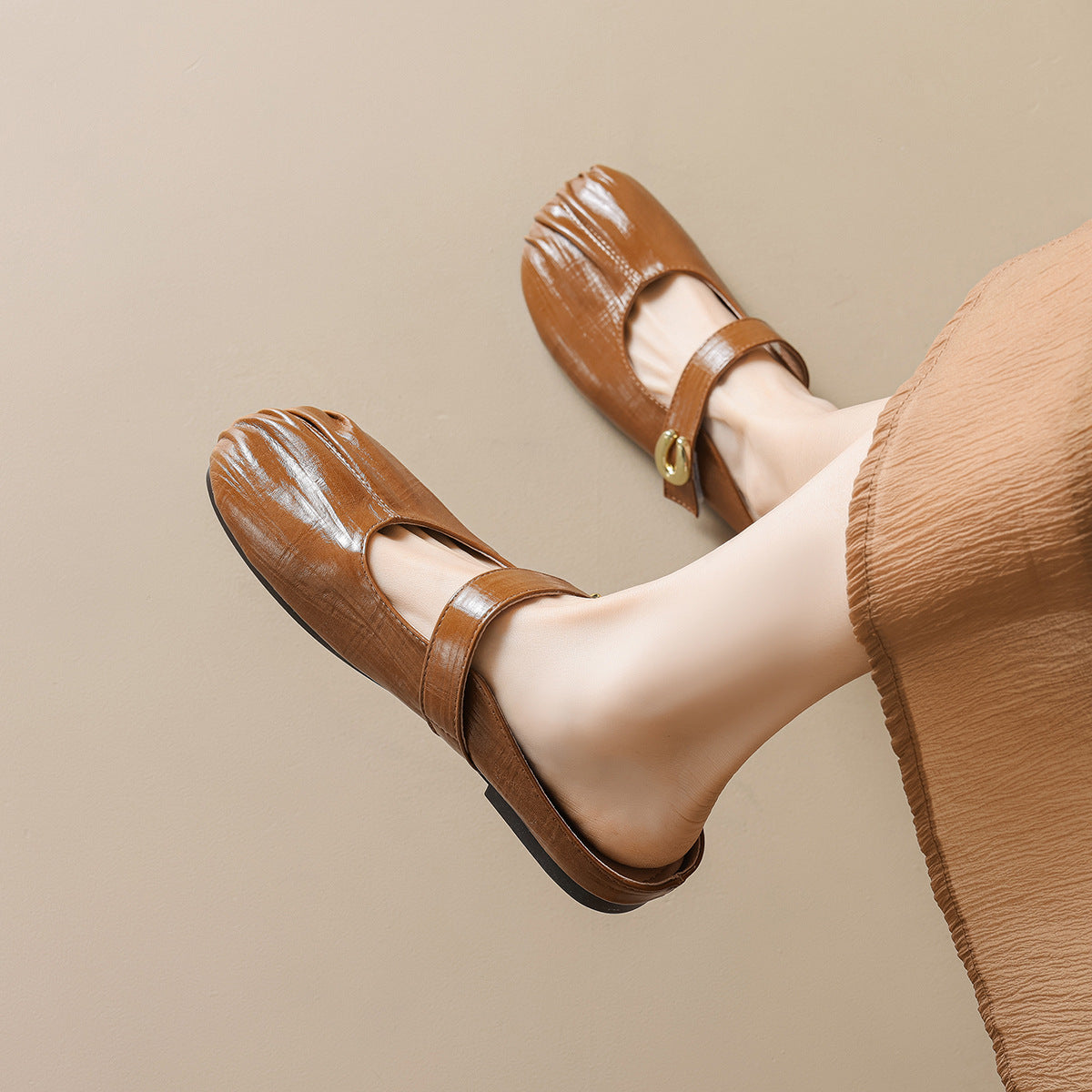 Damen Slipper mit dekorativer Schnallenverzierung und besonderer Faltenoptik
