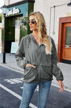 Damen leichte und atmungsaktive Windbreaker-Jacke mit verstellbarem Kapuzenkragen R&B