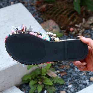 Damen Pantoletten mit floralem Design und eleganten Perlen R&B