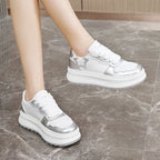 Damen modische Plateau Sneakers mit metallic Akzenten und atmungsaktiver Oberfläche R&B