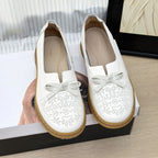 Damen Mokassin-Schuhe mit modischem Schnitt und perforierten Details