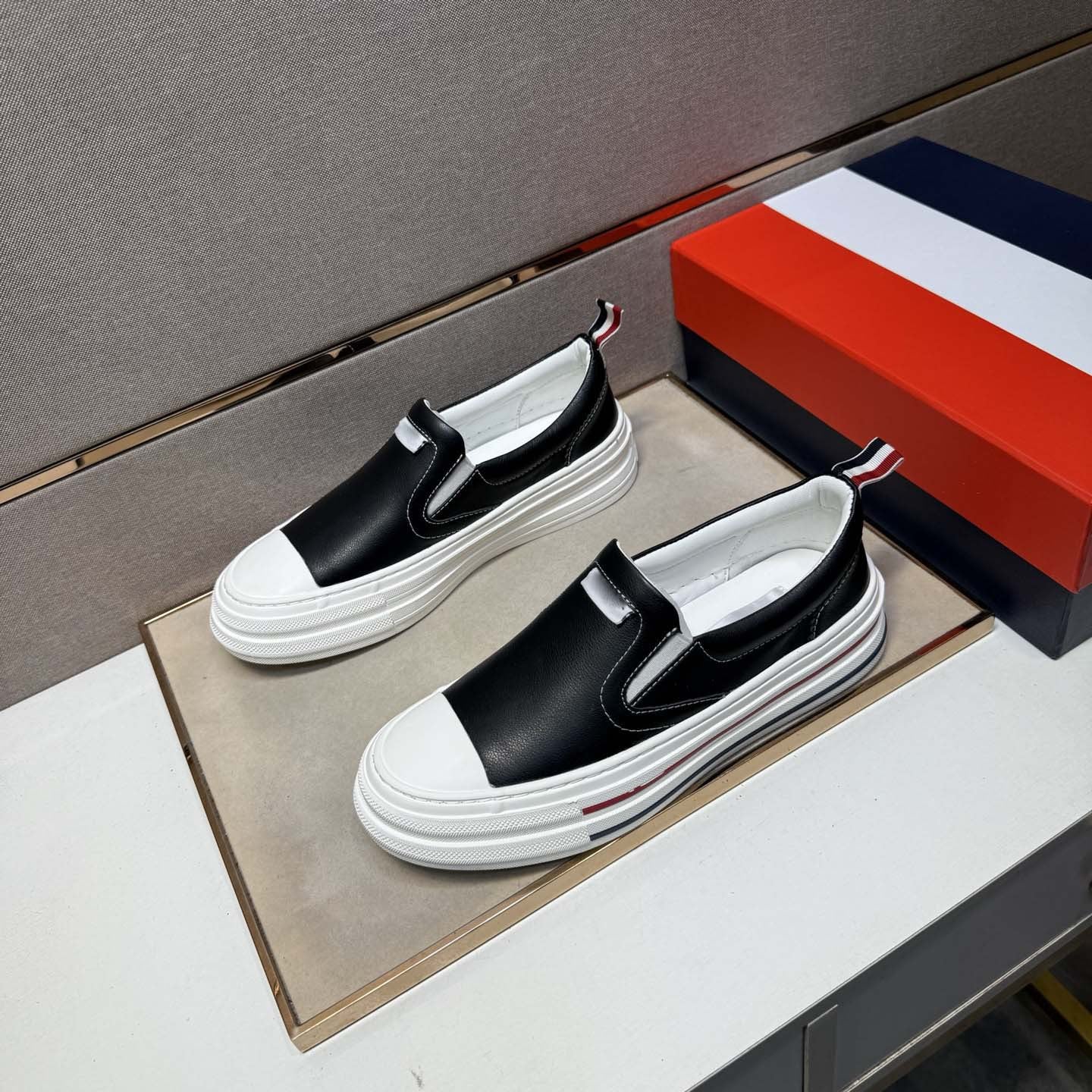 Damen Komfortable Slip-On Sneakers mit modischem Design und raffiniertem Sohlenprofil R&B