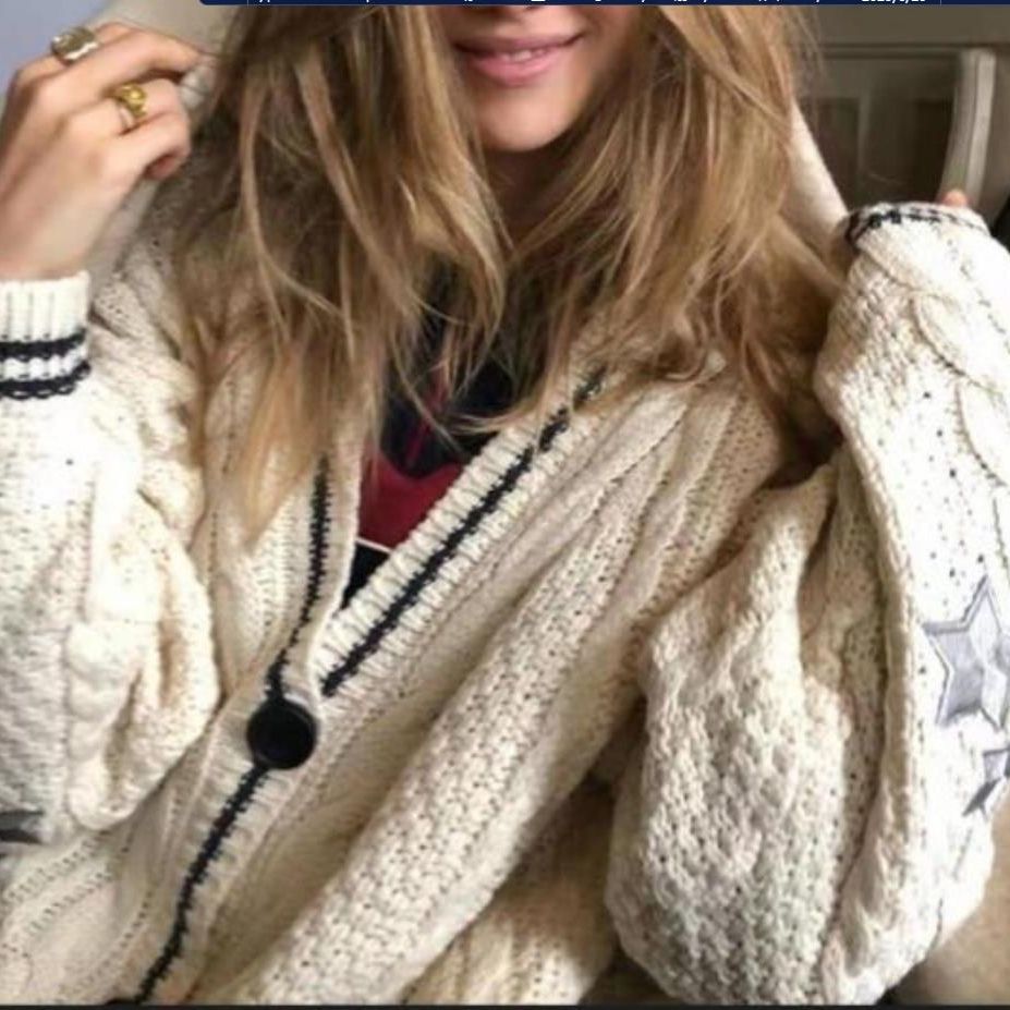 Damen Grobstrickjacke mit Sternen-Details und dekorativen Knöpfen R&B