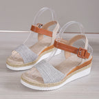 Damen Wedge-Sandaletten mit transparenten Riemen und natürlichem Bast-Detail R&B