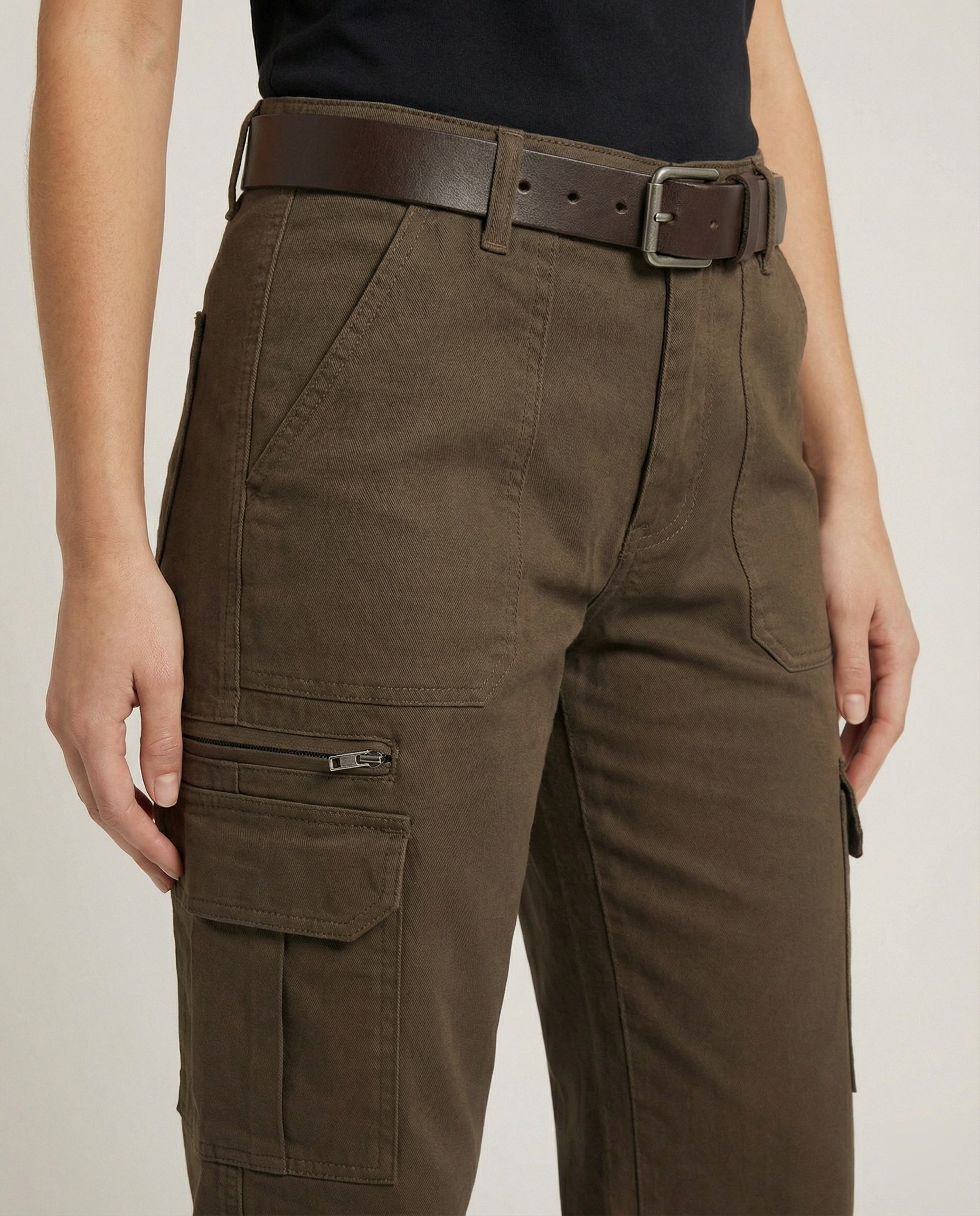 Damen hochgeschnittene Cargohose mit weitem Bein, mehrlagigen Kniepaneelen und verstellbaren Beinlaschen R&B