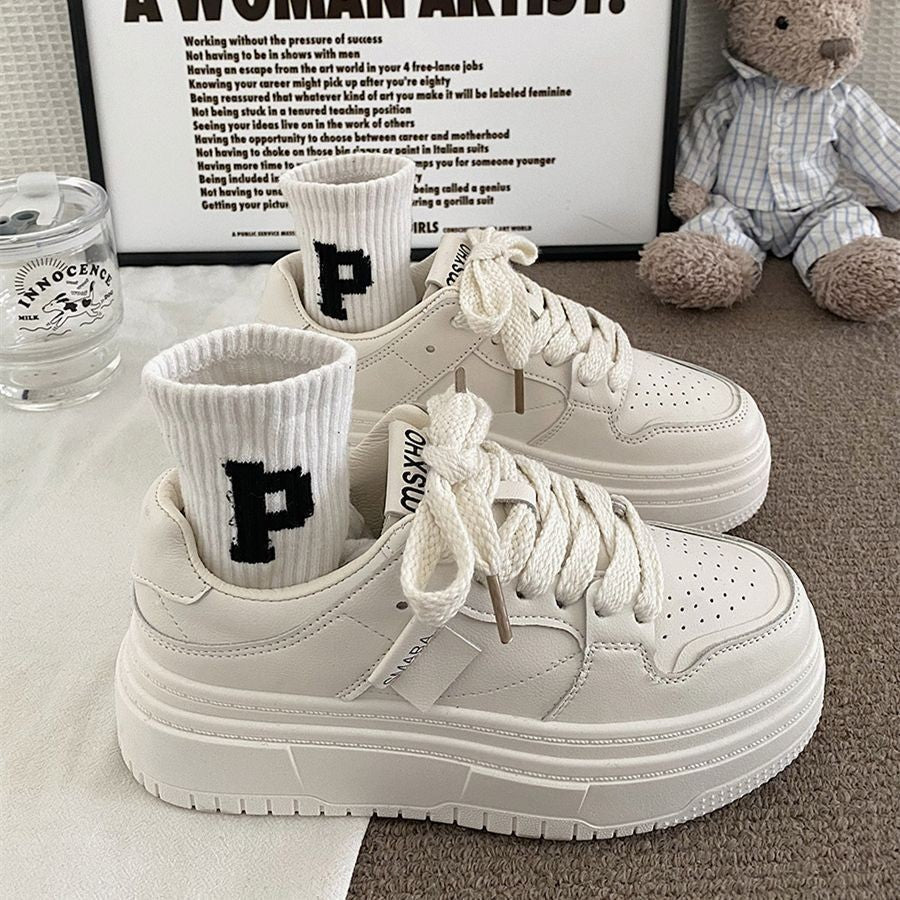 Damen Sneakers mit dicker Laufsohle und modischen Details