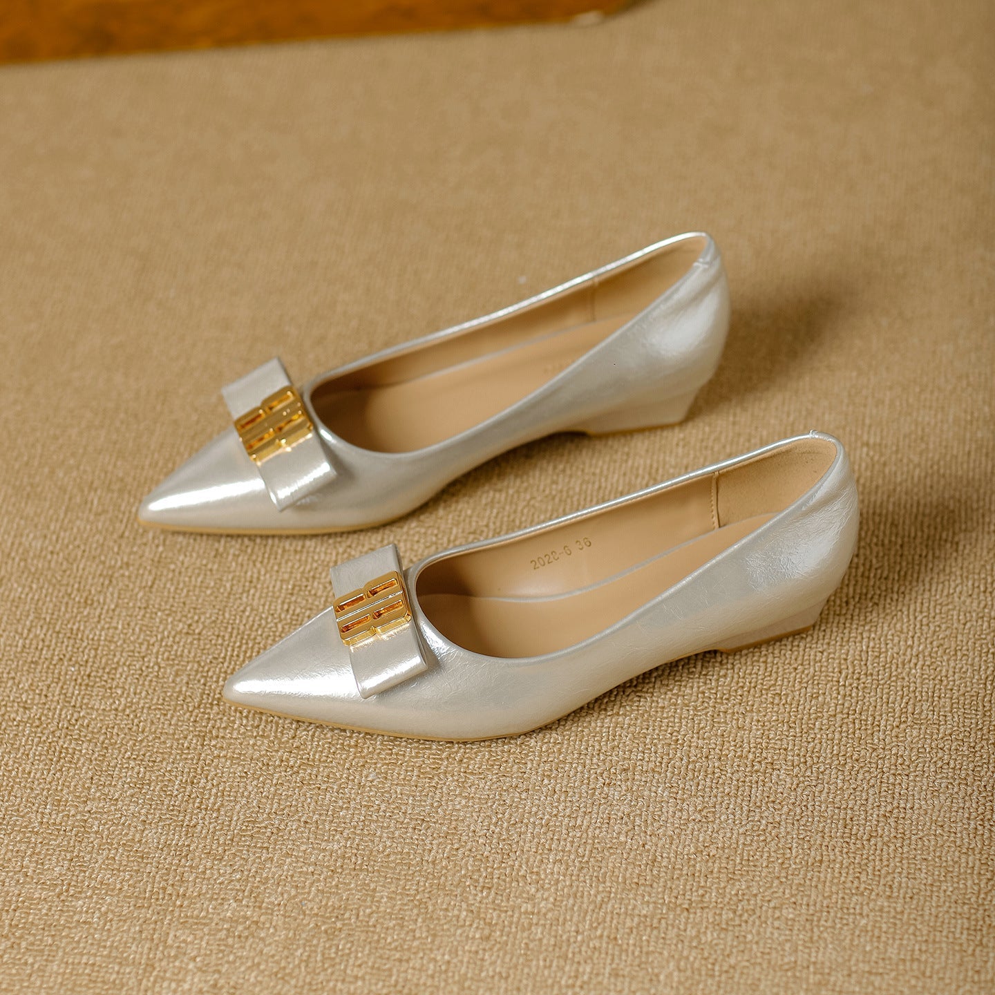 Damen spitze Ballerinas mit elegantem Schmuckdetail