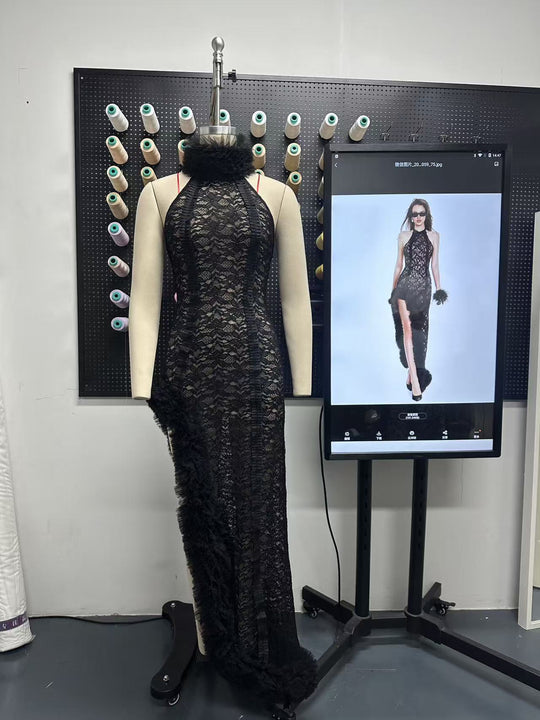 Damen Elegantes Spitzenkleid mit voluminösen Rüschen und transparenten Details R&B