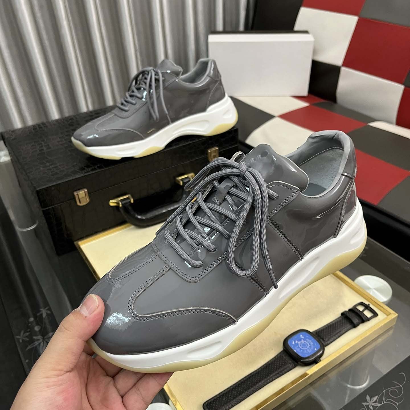 Damen Elegante Sneakers mit hochglänzender Oberfläche und dämpfender Laufsohle R&B
