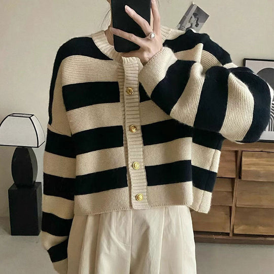 Damen Strickjacke mit dekorativem Streifenmuster und goldenen Knöpfen R&B