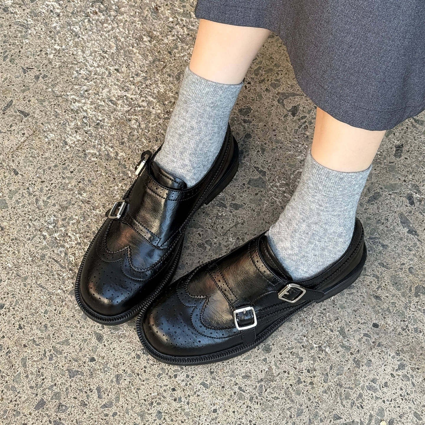Damen stilvolle Slipper mit modischer Schnallenverzierung R&B
