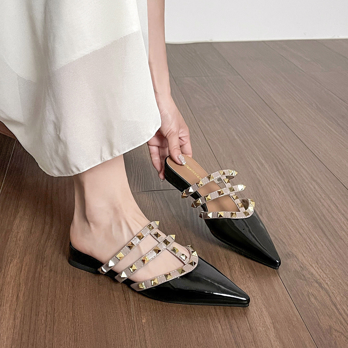 Damen Mules mit eleganten Nieten und spitzem Zehenbereich