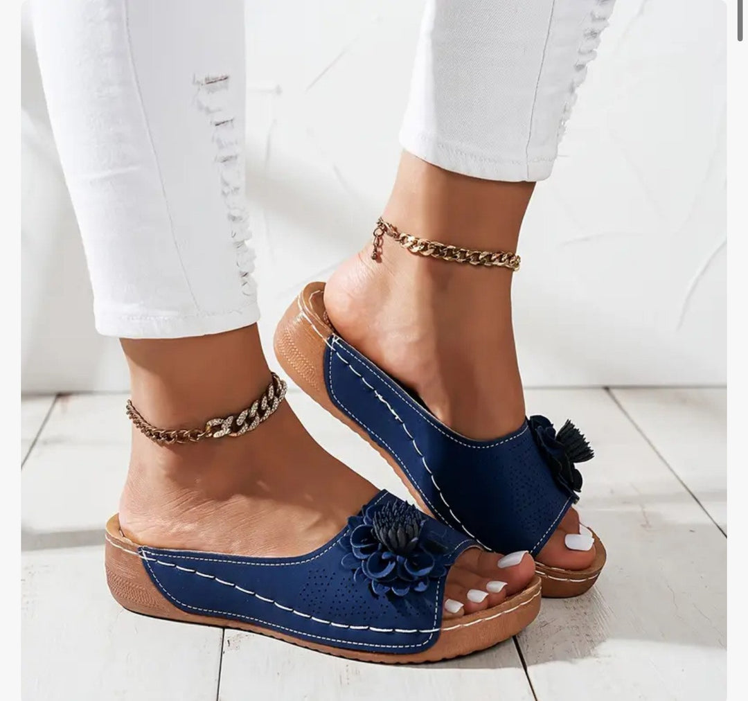 Damen Pantolette mit modischer Perforation und eleganter Blumenapplikation R&B