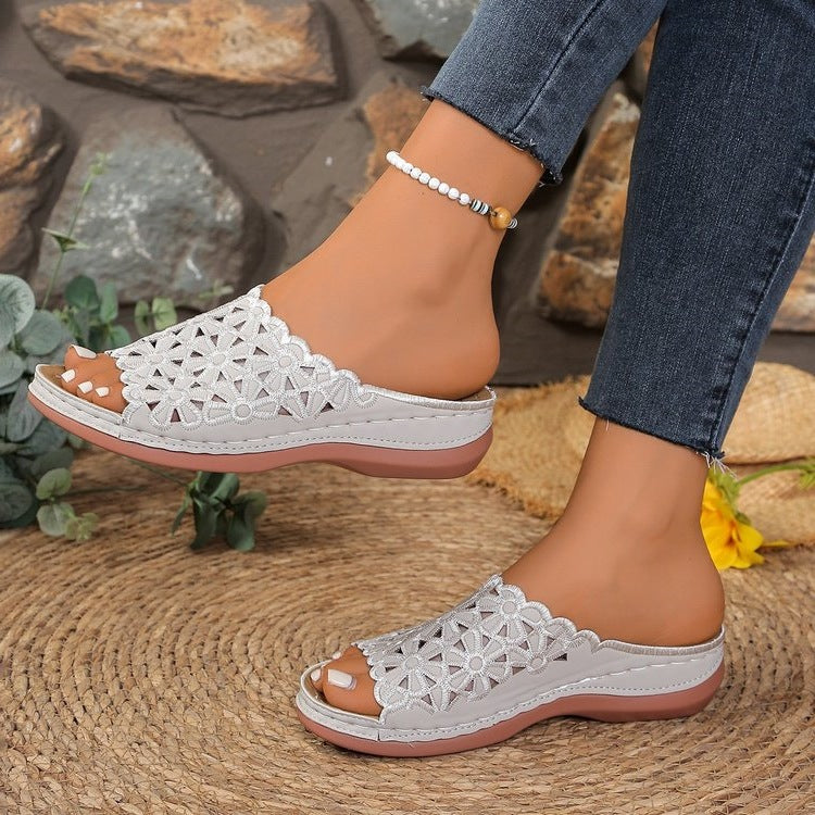 Damen Komfortable Slip-On Sandalen mit filigranem Blumendesign R&B