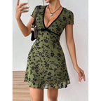 Damen Sommerliches Blumenkleid mit tiefem V-Ausschnitt und schwingendem Saum R&B