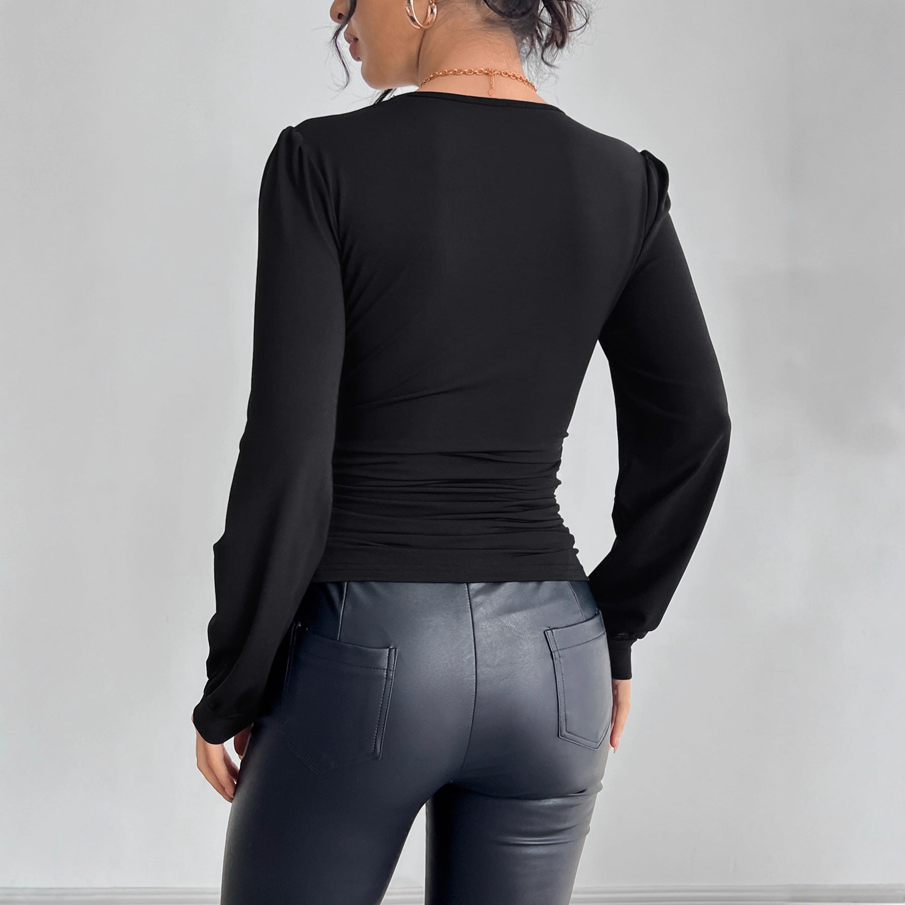 Damen nan tailliertes Langarm-Shirt mit tiefem Spitzen-Dekolleté, Raffung und Kristallbesatz R&B