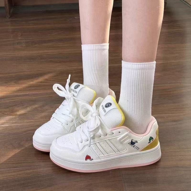 Damen Sneakers mit lustigen Applikationen und rutschfester Sohle