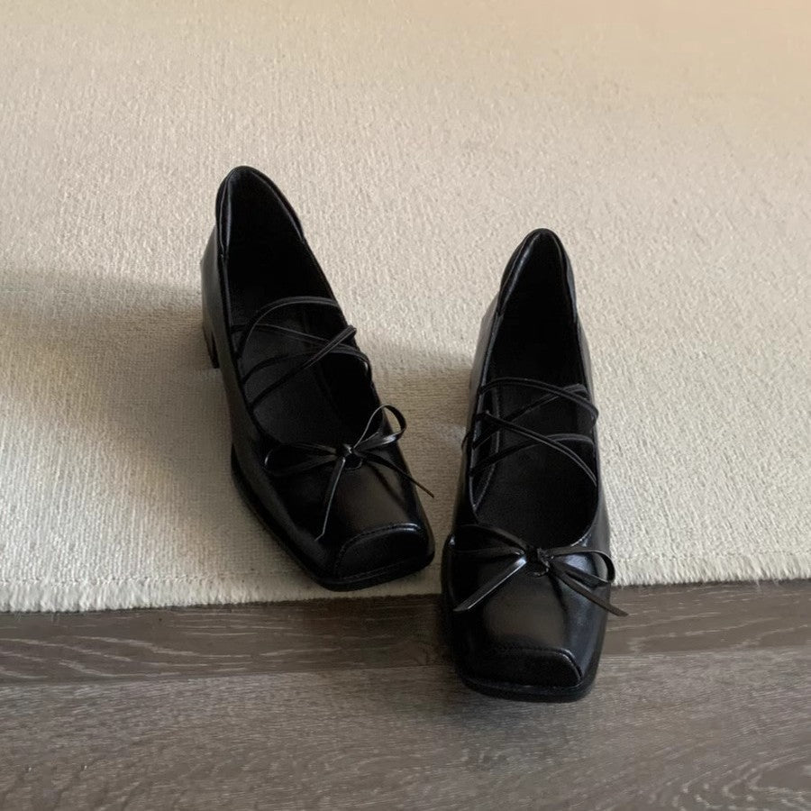 Damen Chunky Pumps mit verspieltem Schnürdetail und breitem Blockabsatz