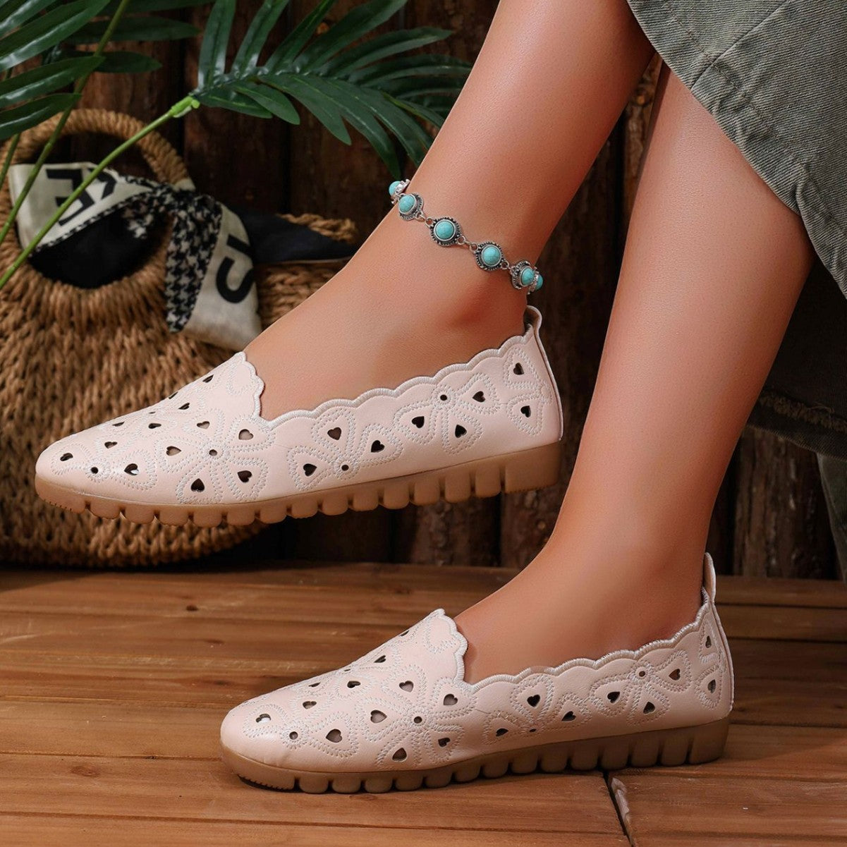 Damen Bequeme Slip-On Ballerinas mit floralem Cut-Out-Design R&B