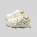 Damen Sneaker mit verspieltem Design und romantischen Spitzenakzenten