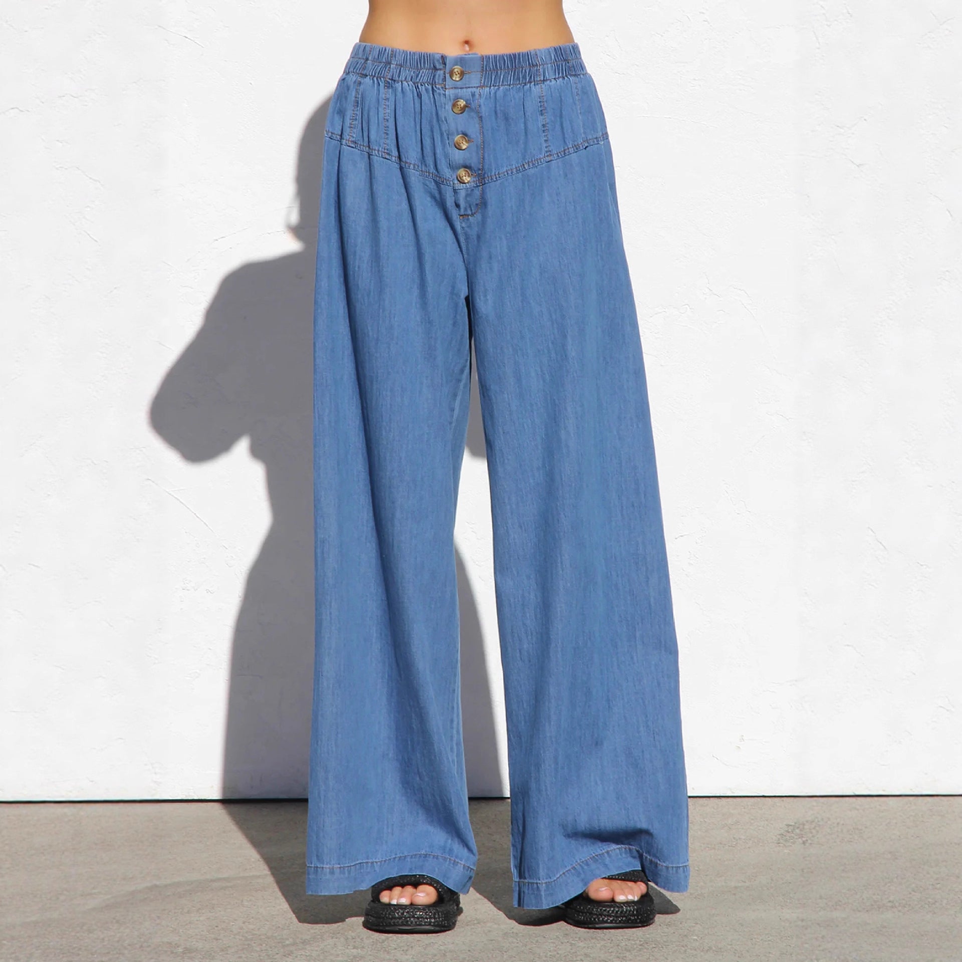 Damen nan weite Highwaist-Jeanshose mit elastischem Bund und dekorativer Knopfleiste R&B