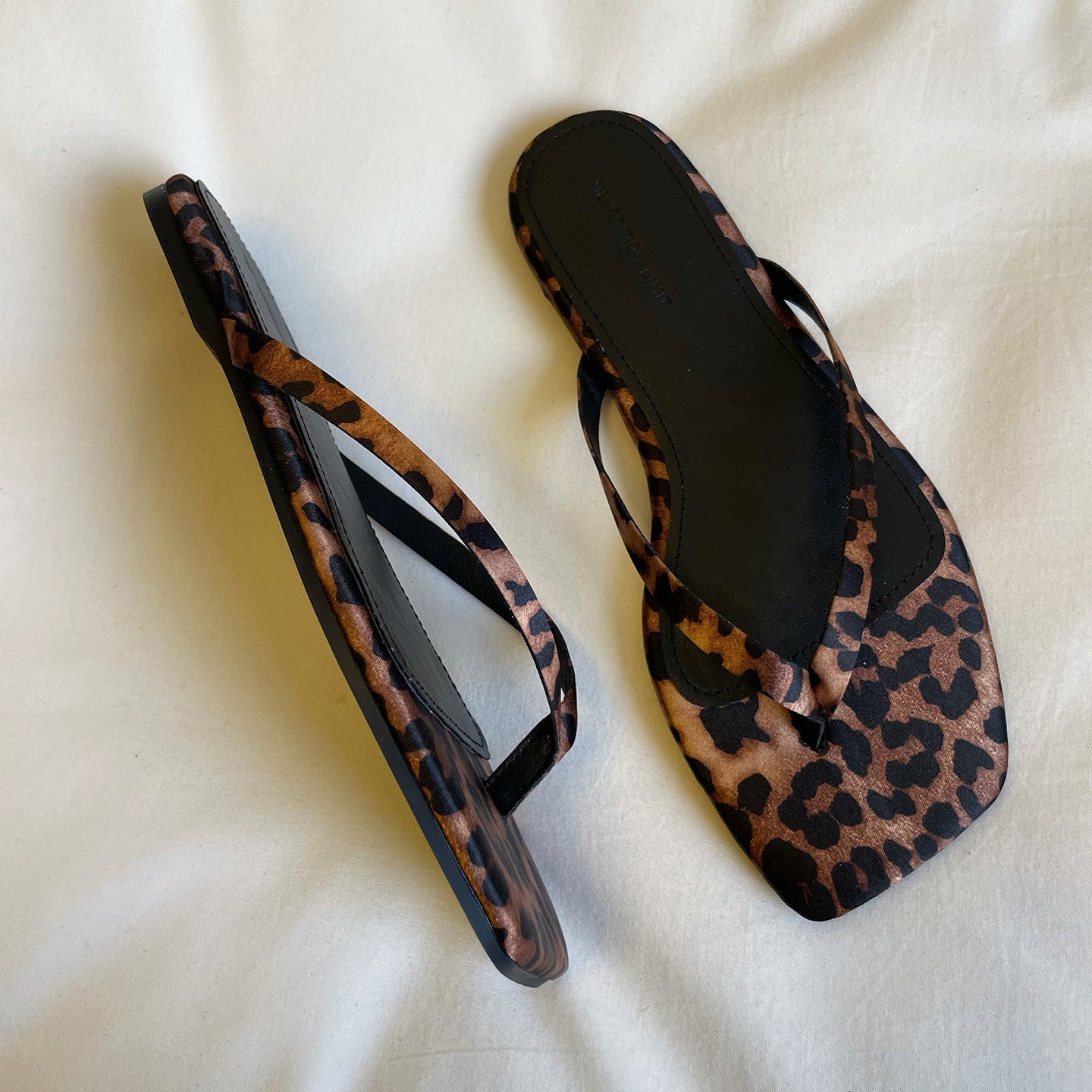 Damen Zehentrenner-Sandalen mit stilvollem Leopardenmuster und eleganten Riemen R&B