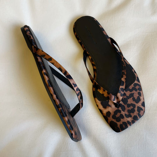 Damen Zehentrenner-Sandalen mit stilvollem Leopardenmuster und eleganten Riemen R&B