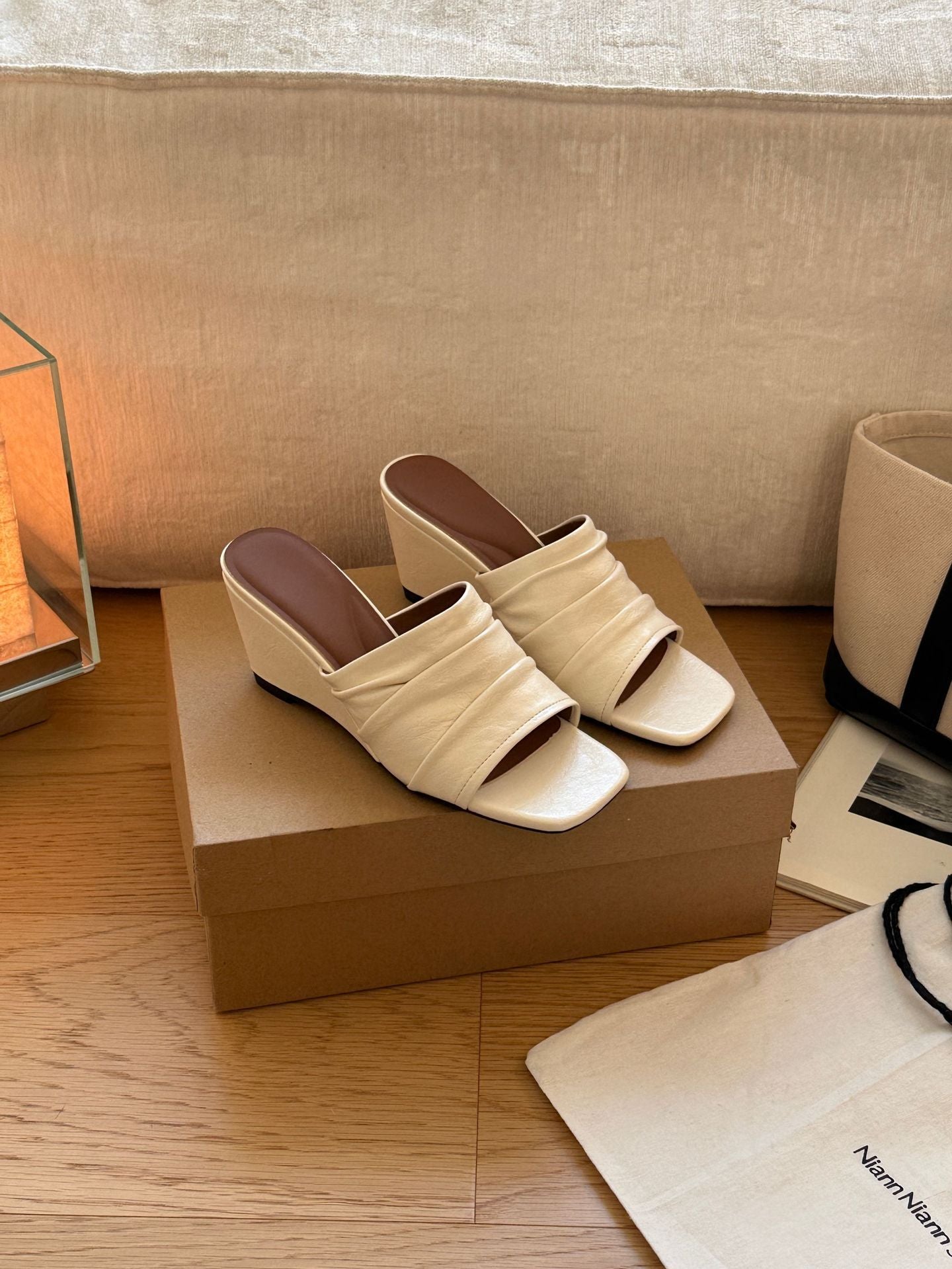 Damen Komfortable Plateau-Sandalen mit geschlossenen Zehen und elegantem Riemen