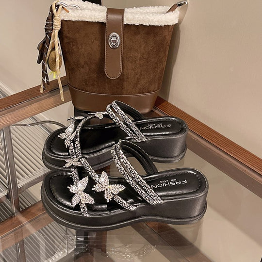 Damen glamouröse Riemensandalen mit funkelnden Schmetterlingsapplikationen R&B