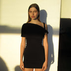 Damen Figurbetontes Minikleid mit asymmetrischem Trägerdesign
