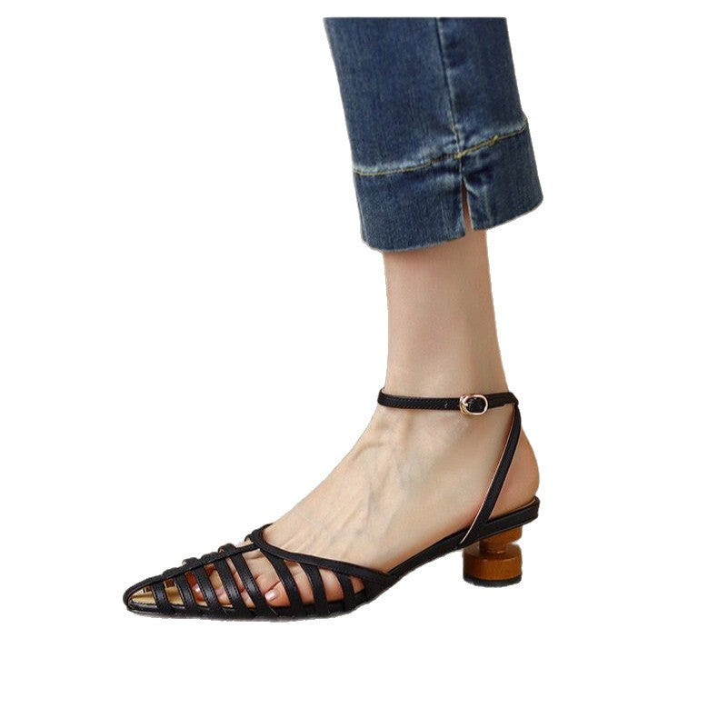 Damen Elegante und modische Sandaletten mit versetztem Riemendesign und komfortablem Absatz R&B