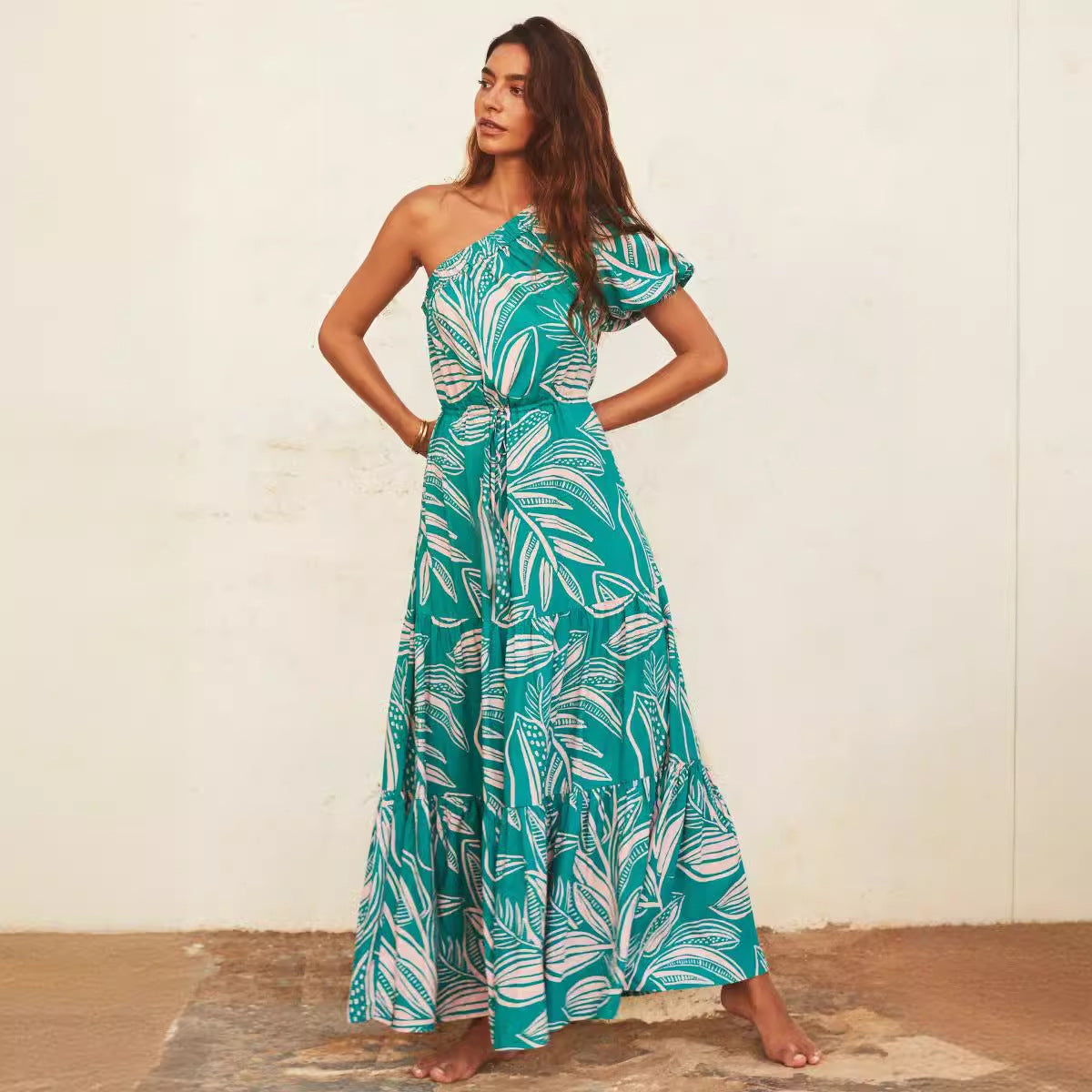 Damen Maxikleid mit asymmetrischem Schnitt und lR&Bhaftem Blattmuster R&B