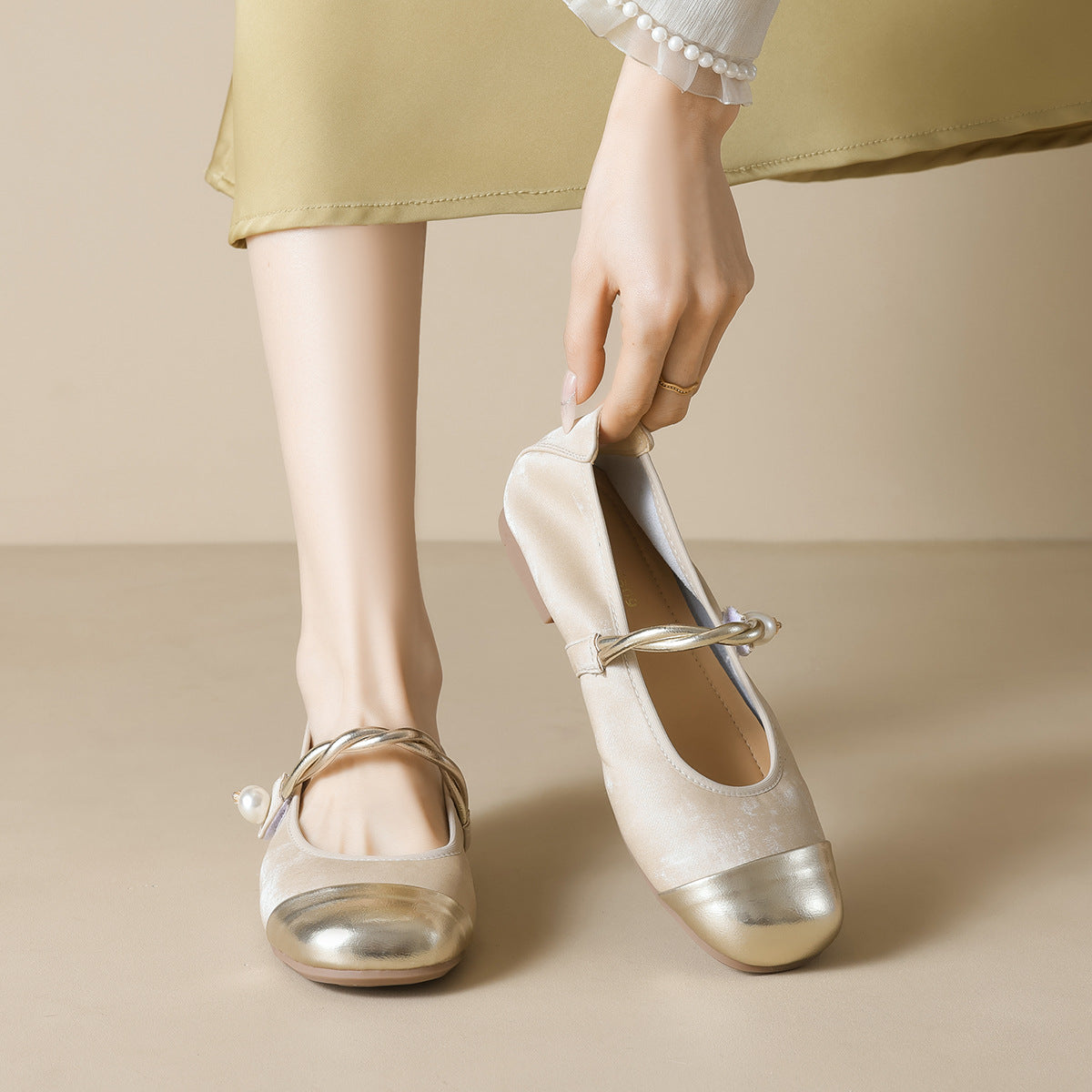 Damen Ballerinas mit elegantem Riemen und modischem Perlenschmuck